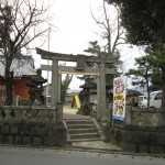 久留米市枝光で神社鳥居の修復工事。